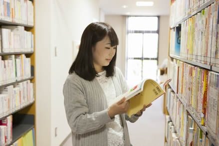 調べものも、ひとりで集中したい時も図書館は学生の味方